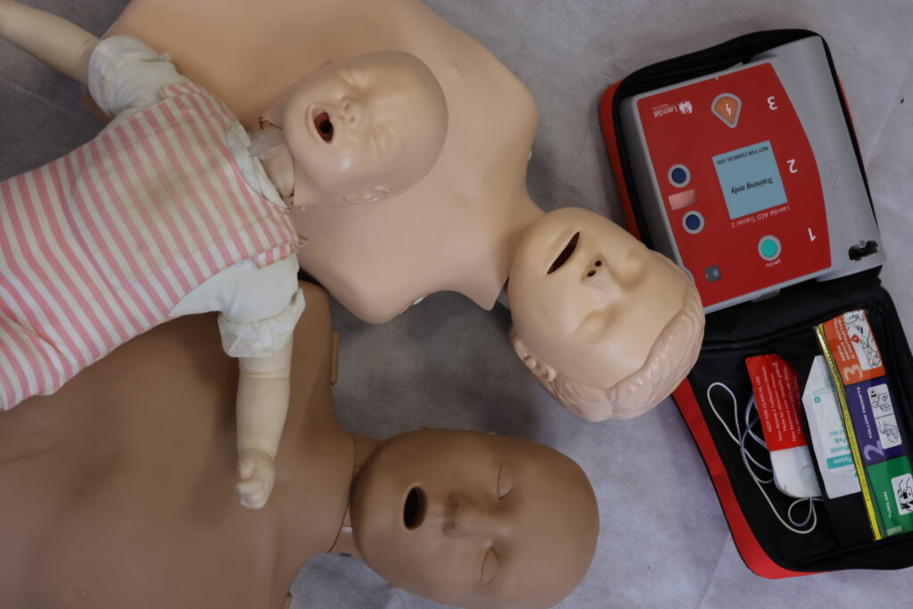 Nos Packs de formation Secourisme avec entraînement à l’utilisation d’un défibrillateur sur mannequin pédagogique