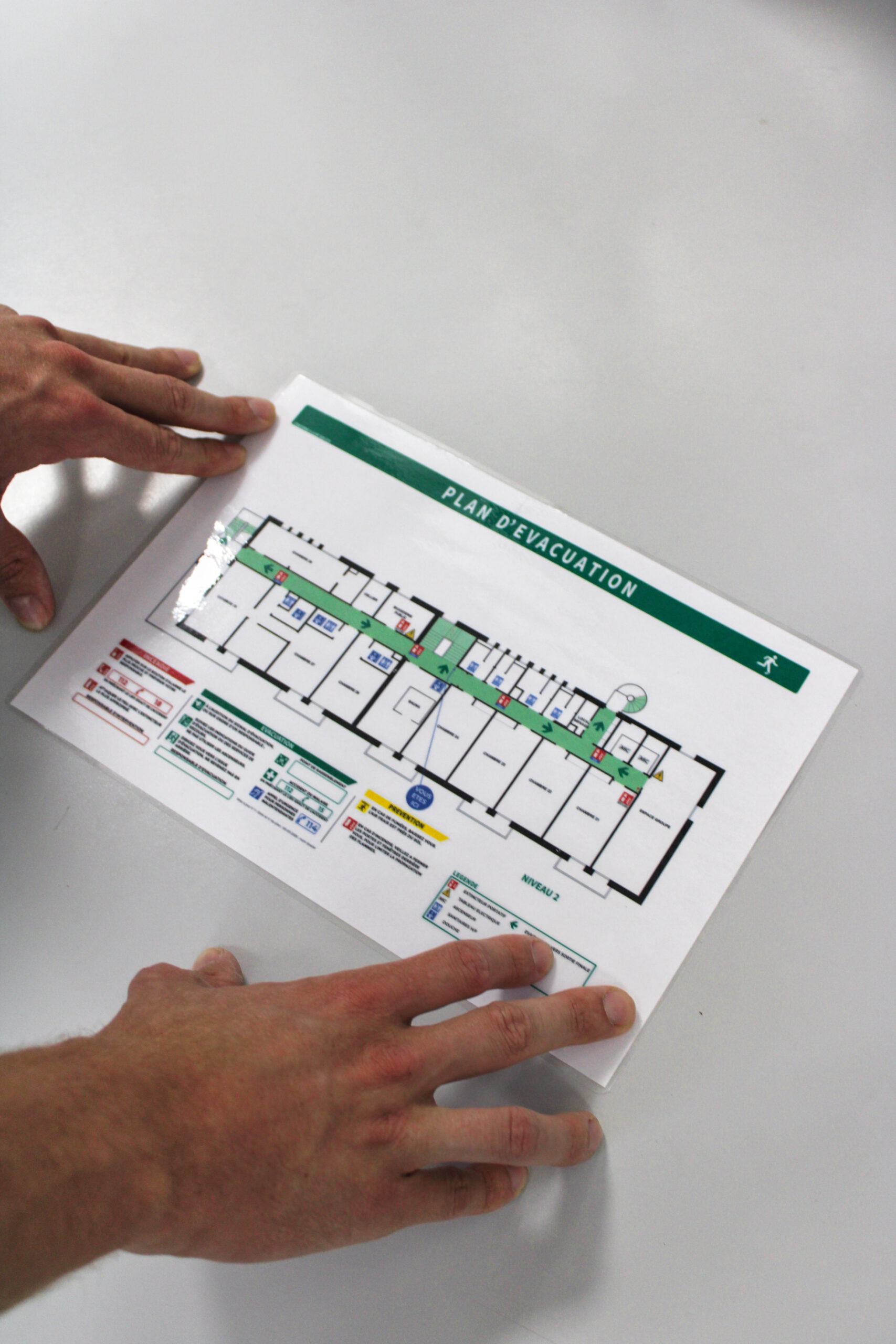 Plan d’évacuation incendie affiché dans un bâtiment professionnel pour un exercice évacuation incendie